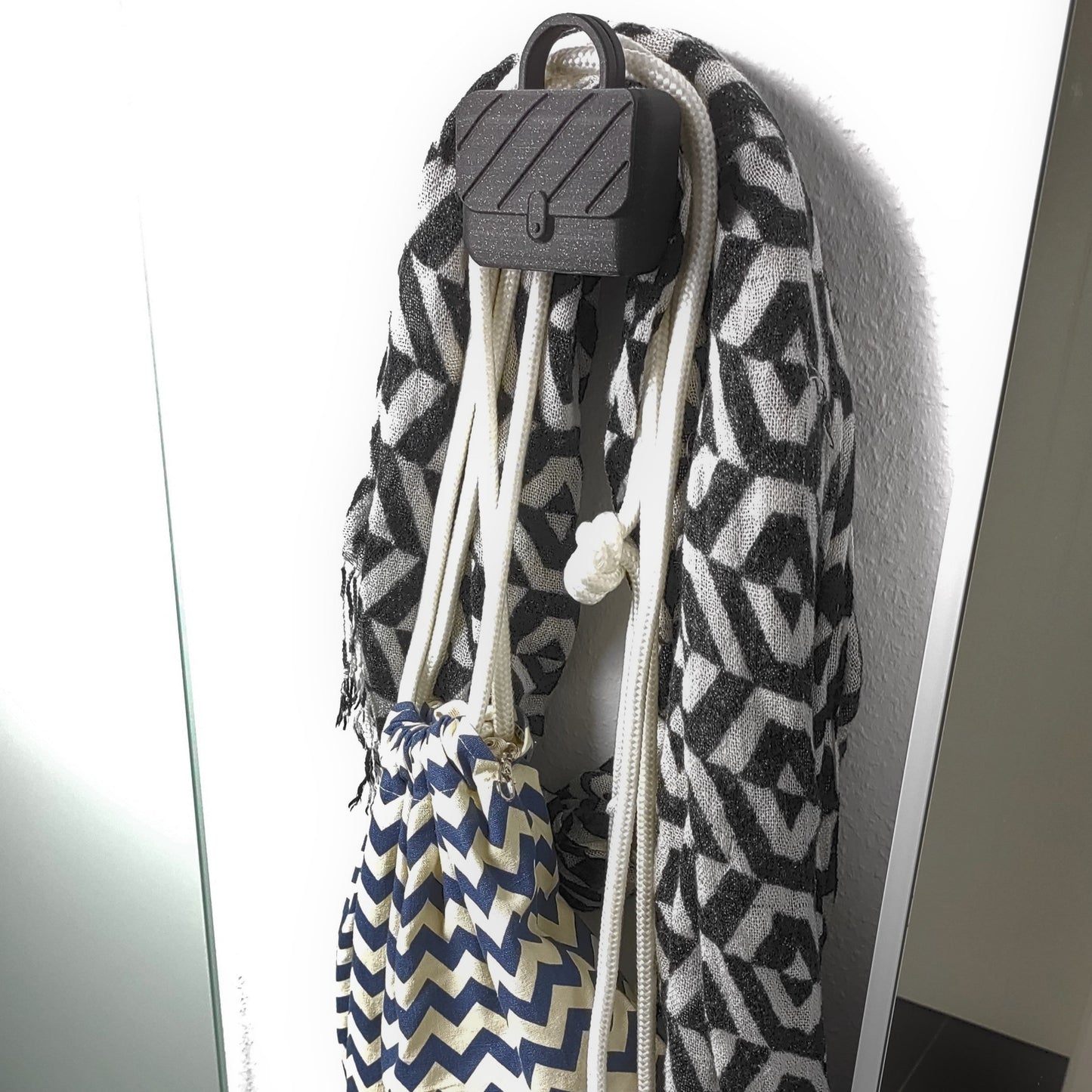Wandhalter - Taschen schwarz glitzer Schal Tuch Taschen Rucksack Turnbeutel