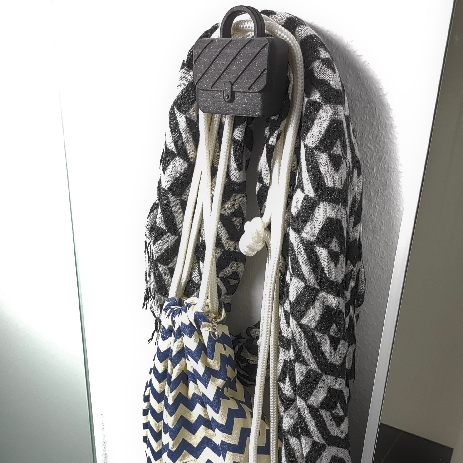 Wandhalter - Taschen schwarz glitzer Schal Tuch Taschen Rucksack Turnbeutel 